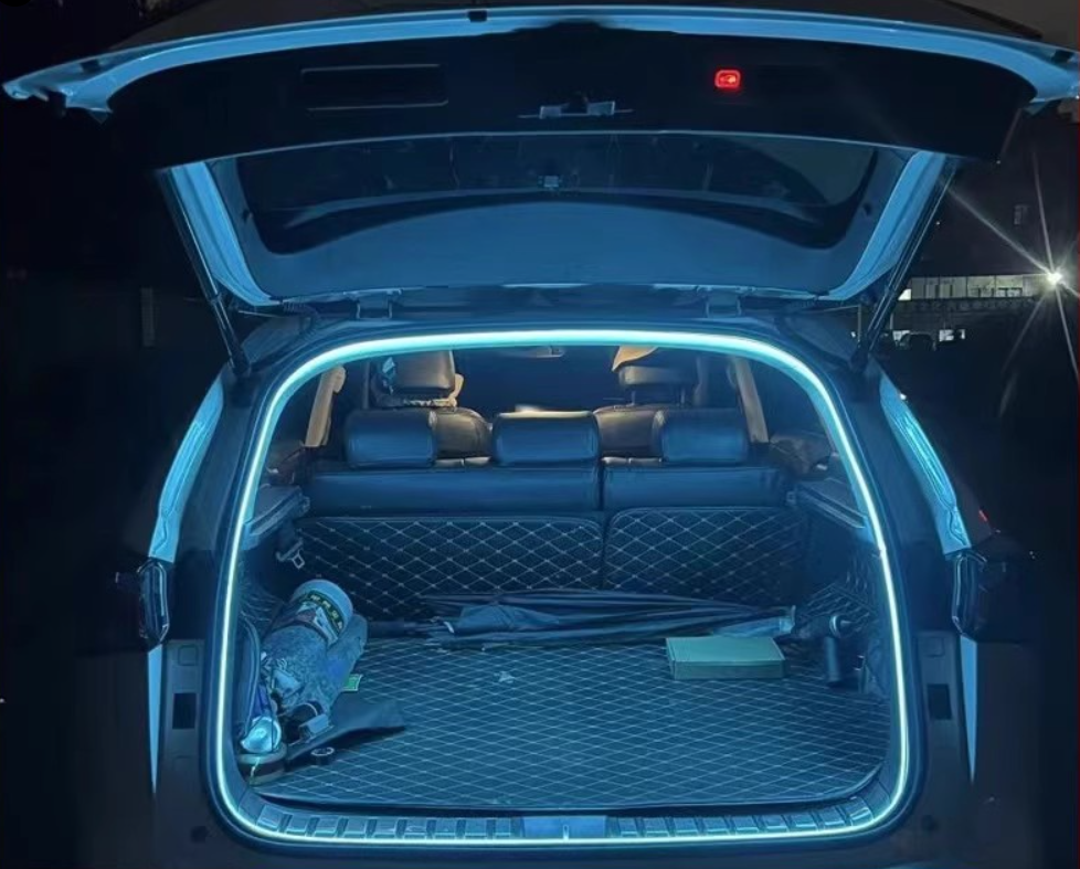 Dinamiška, tekanti šviesos juosta jūsų automobilio bagažinei-LT