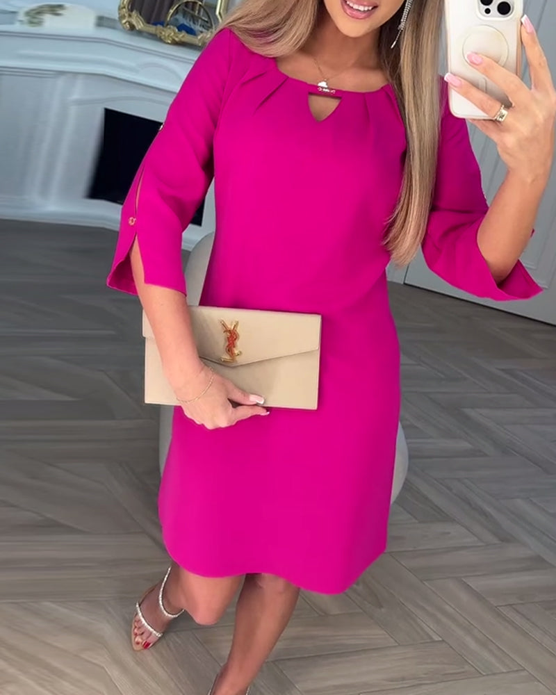 Elegantna, enobarvna, preprosta obleka v obliki črke V-SI