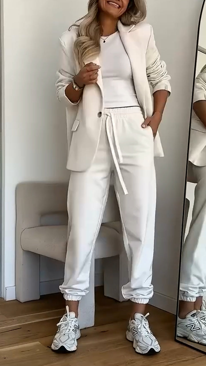 A modern everyday women's suit with a monochrome design and lapels.-SL