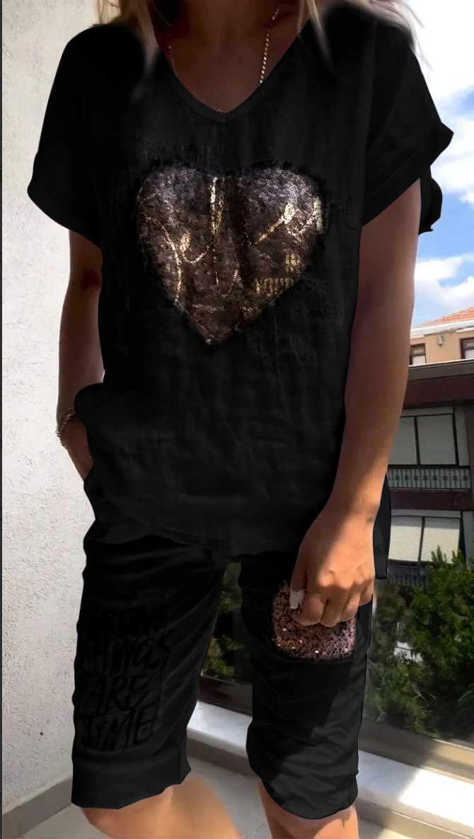 Traje casual de dos piezas con escote en pico y relieve dorado.-ES