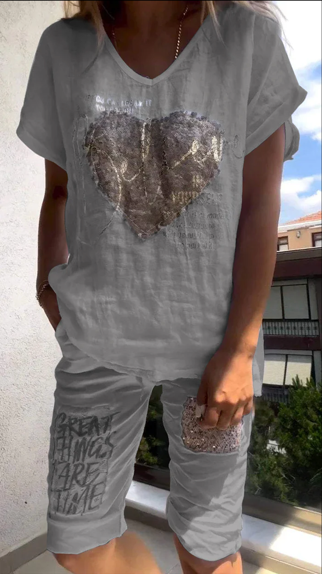 Traje casual de dos piezas con escote en pico y relieve dorado.-ES