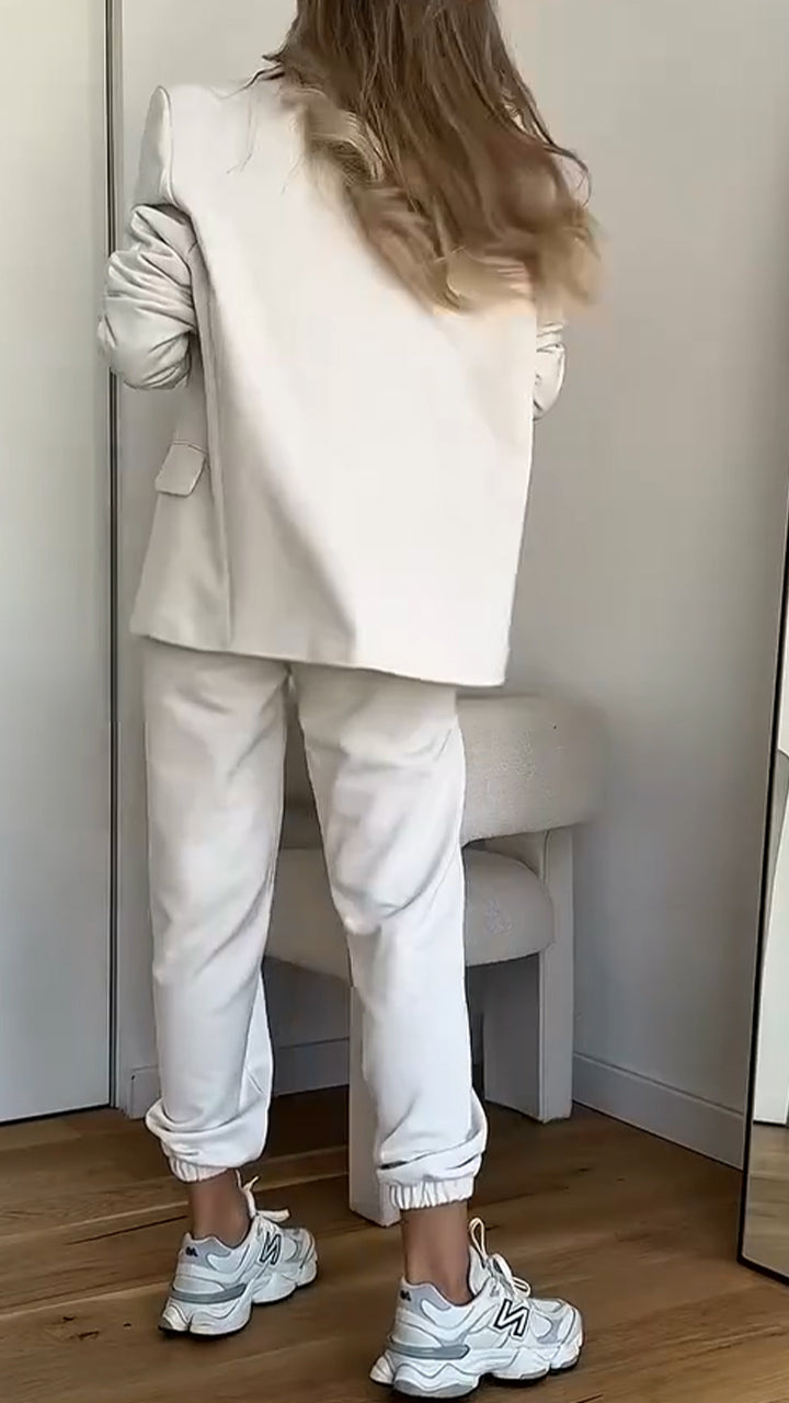 A modern everyday women's suit with a monochrome design and lapels.-SL