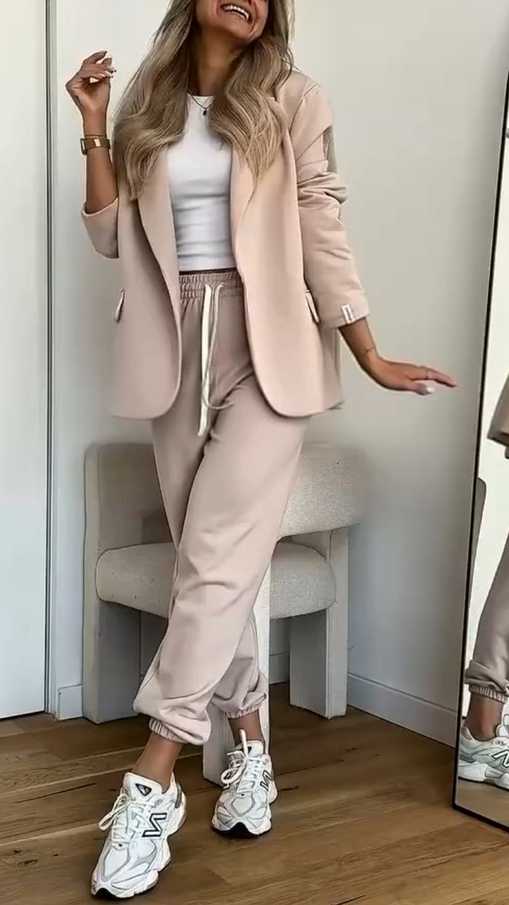 A modern everyday women's suit with a monochrome design and lapels.-SL