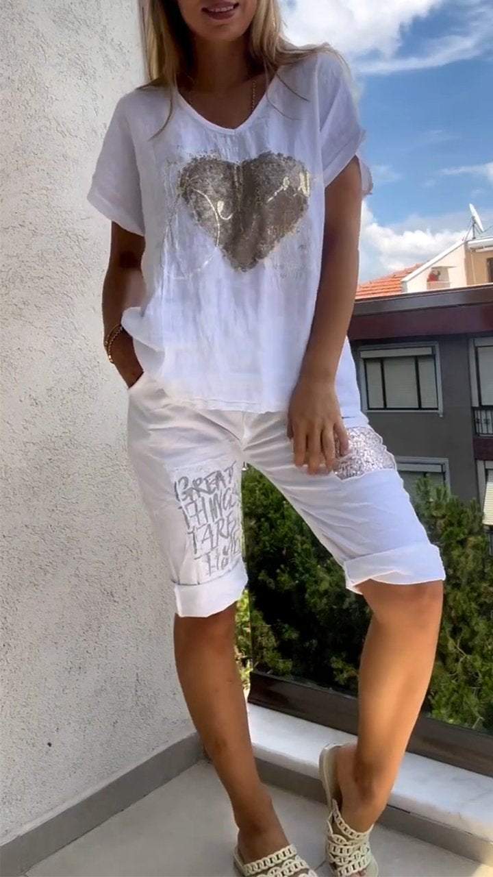 Traje casual de dos piezas con escote en pico y relieve dorado.-ES