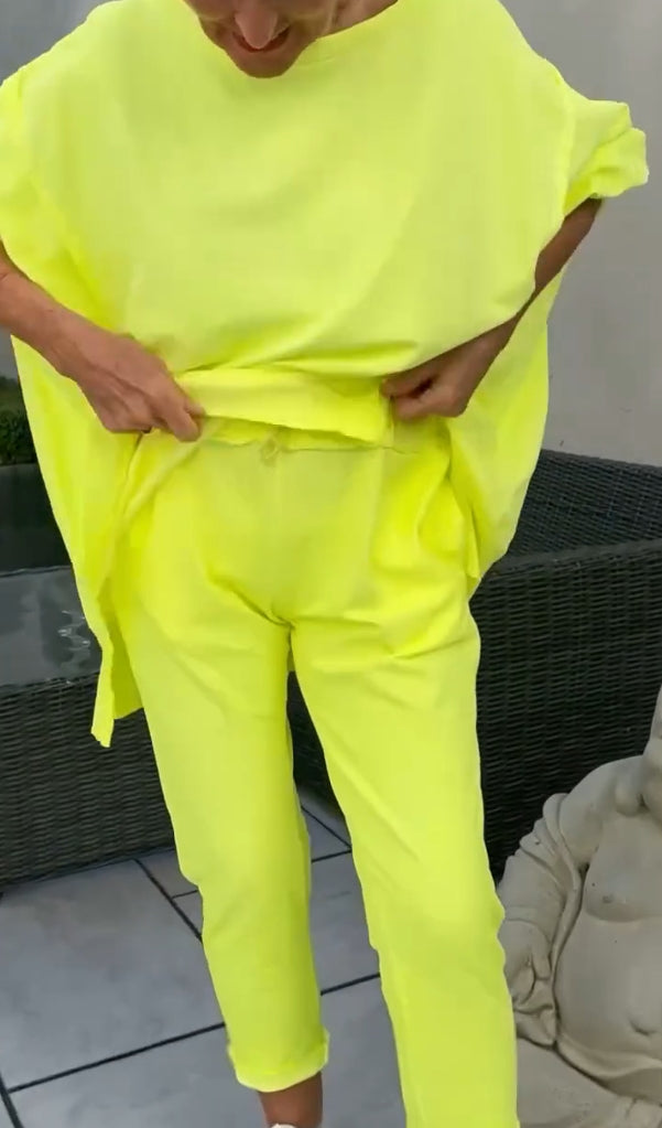 Γυναικείο καλοκαιρινό casual κοστούμι με στρογγυλή λαιμόκοψη, ανοιχτόχρωμο και σκίσιμο-GR