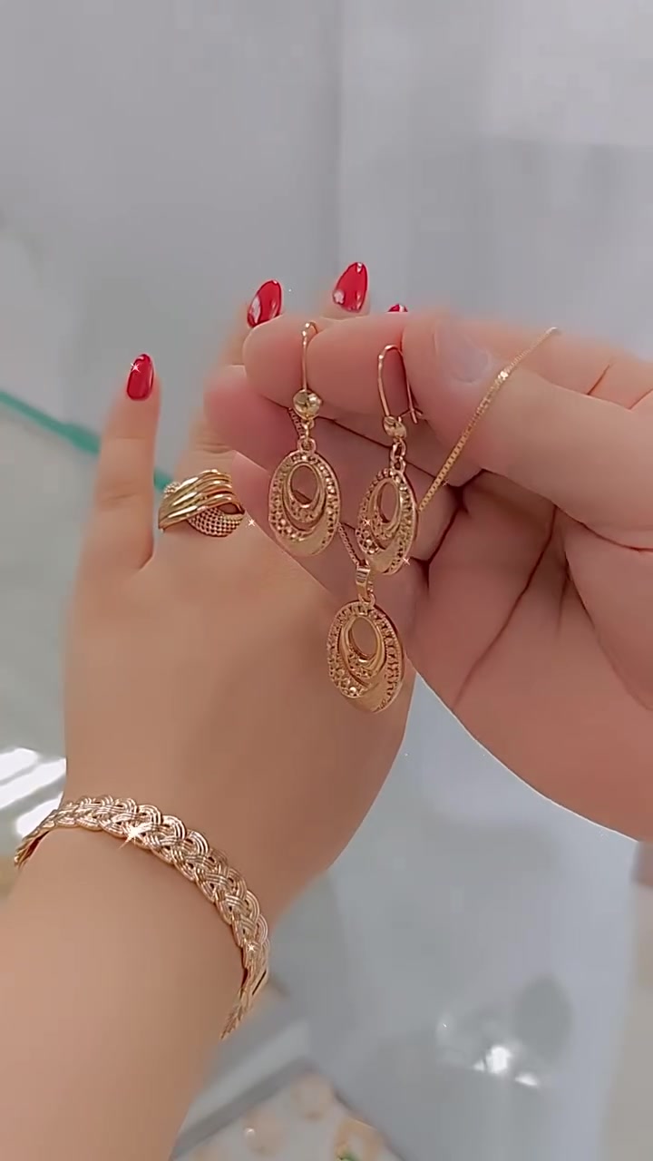 Ένα κομψό και ευέλικτο σετ που αποτελείται από τρία κομμάτια: ένα βραχιόλι, ένα δαχτυλίδι και ένα κολιέ.-GR