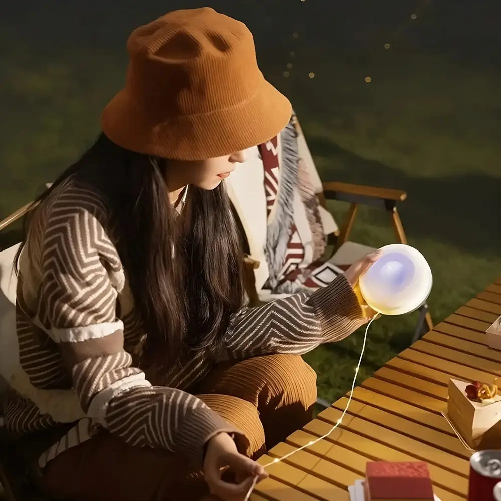 „Camp Lamp™“💡 10 metrų ištraukiama lempučių girlianda 🔋 8 valandų baterijos veikimo laikas 🌈 Keli spalvų nustatymai ⚙️ Surinkama per kelias sekundes-LT