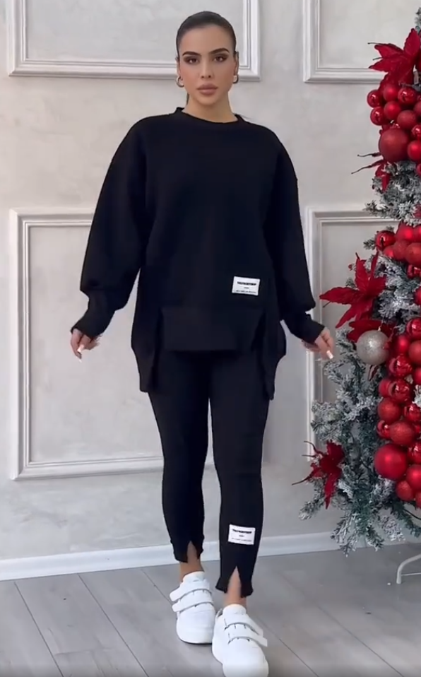 Ένα ακανόνιστο σετ που αποτελείται από μια μακρυμάνικη τυπωμένη μπλούζα και κολάν.-GR