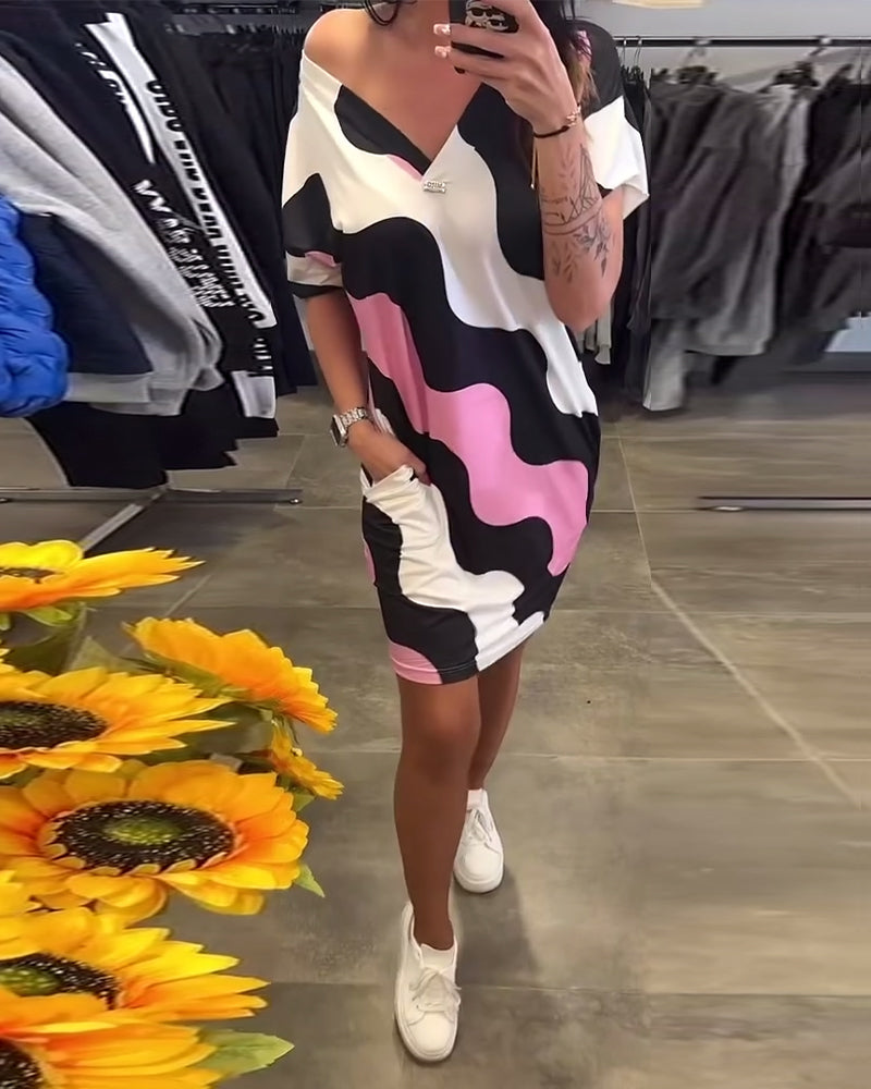 V formos iškirpte, banguoto rašto suknelė-LT