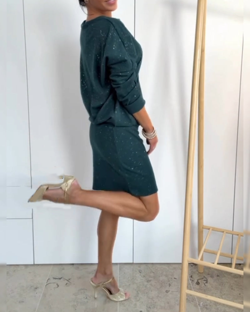 Ένα φόρεμα με στρογγυλή λαιμόκοψη και λεπτό μπροκάρ-GR