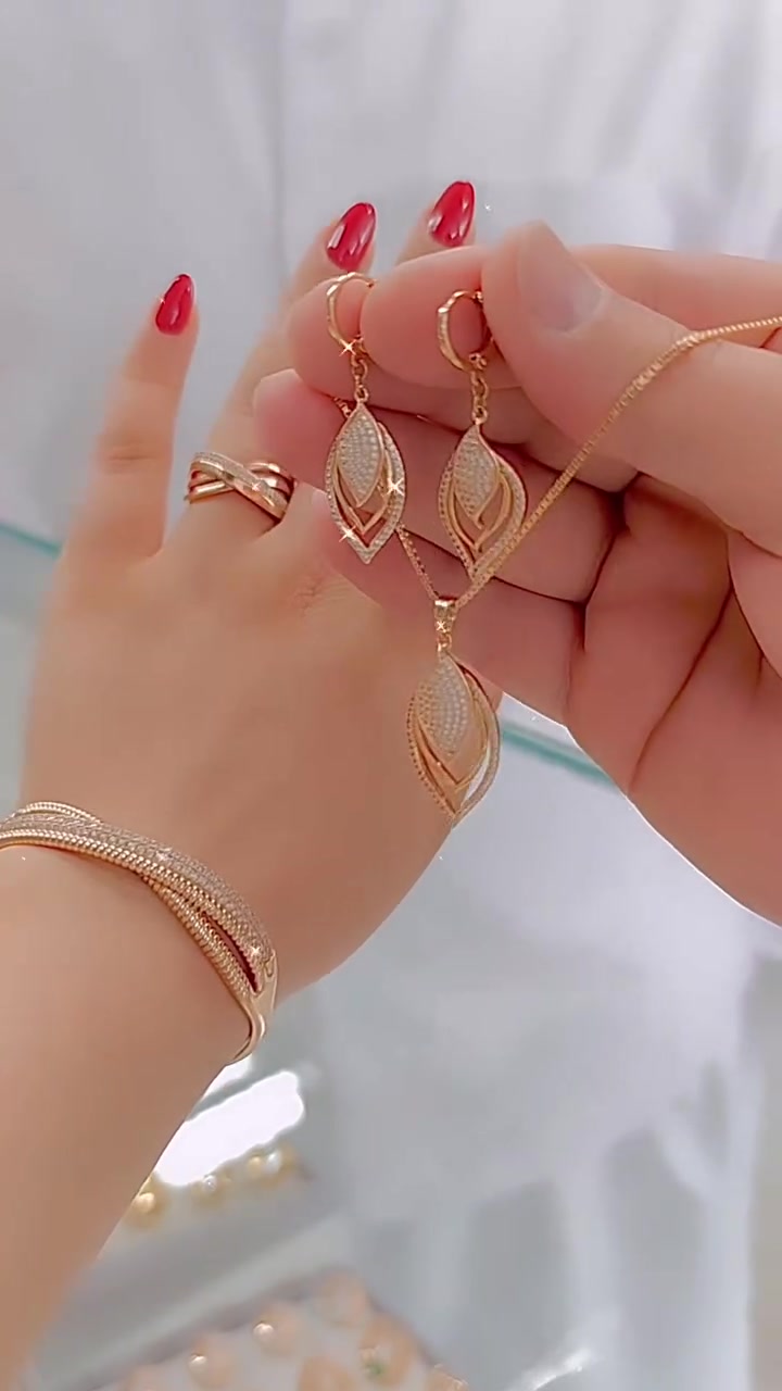 Ένα κομψό και ευέλικτο σετ που αποτελείται από τρία κομμάτια: ένα βραχιόλι, ένα δαχτυλίδι και ένα κολιέ.-GR