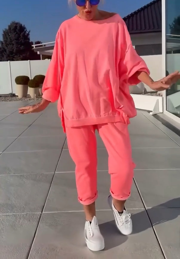 Γυναικείο καλοκαιρινό casual κοστούμι με στρογγυλή λαιμόκοψη, ανοιχτόχρωμο και σκίσιμο-GR