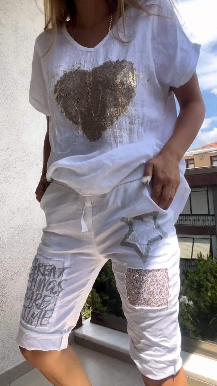 Traje casual de dos piezas con escote en pico y relieve dorado.-ES