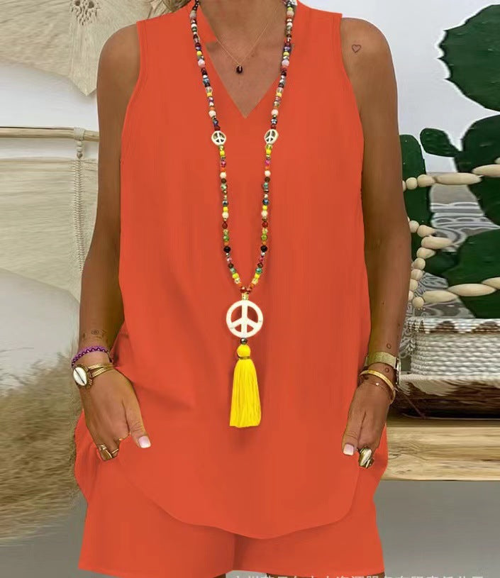 Κομψό σετ δύο τεμαχίων: κοντομάνικο λαιμόκοψη σε V + σορτς-GR