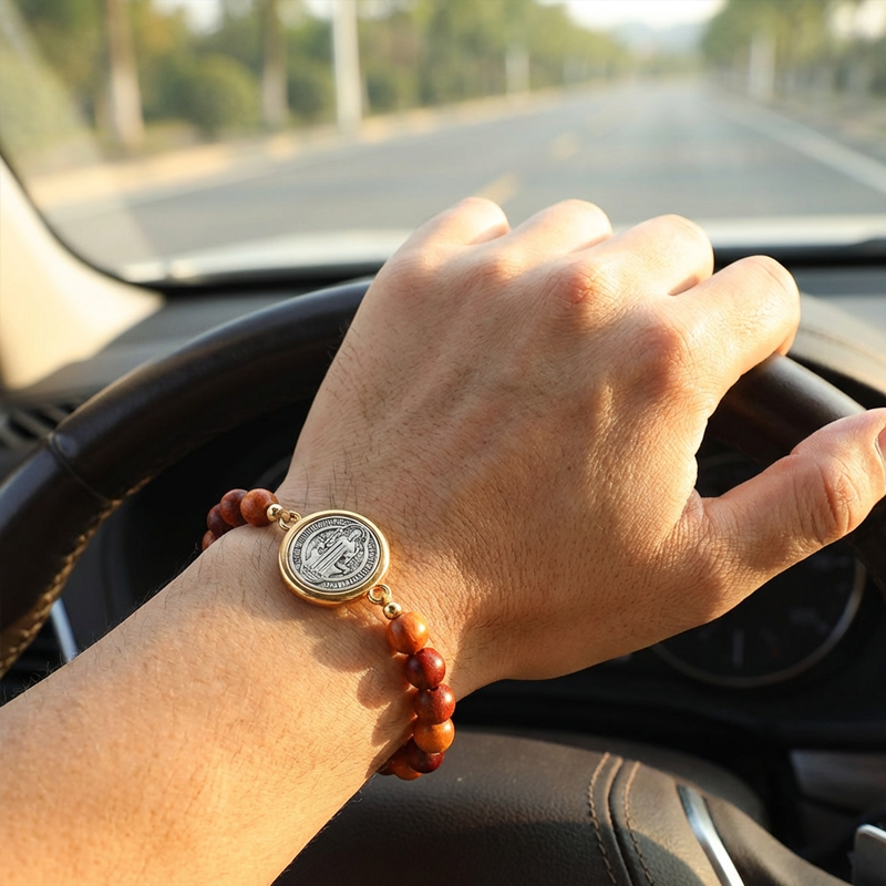 Unisex, nastavljiva lesena zapestnica s perlicami v obliki svetega Benedikta-SI